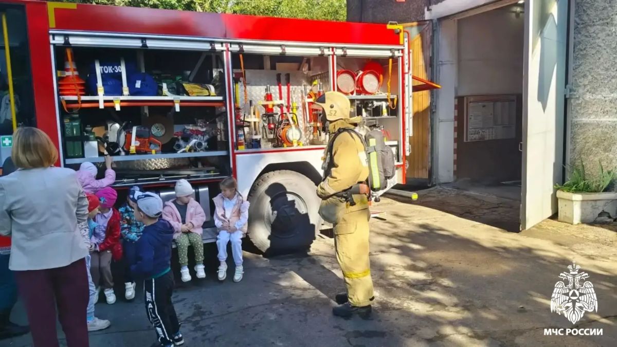 Воспитанники детского сада «Сказка» в гостях у огнеборцев Воспитанники детского сада «Сказка» в гостях у огнеборцев