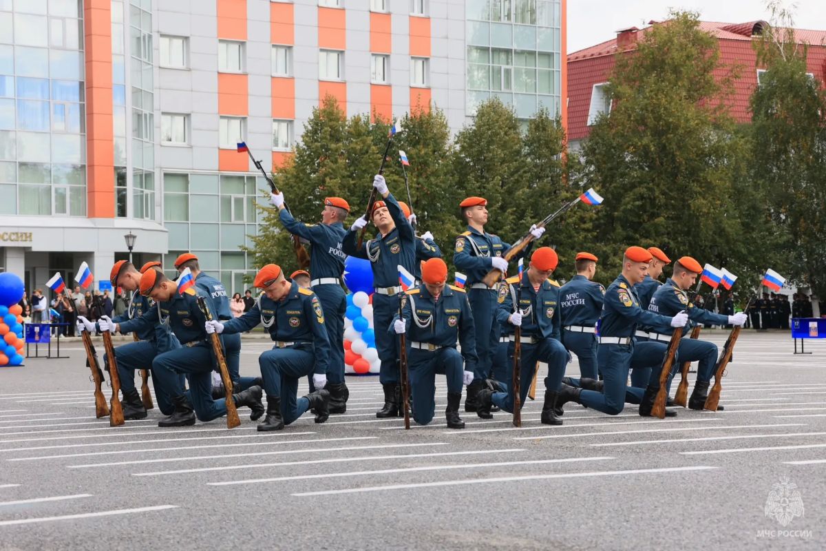Первокурсники АГЗ МЧС России присягнули на верность Родине и спасательному делу Первокурсники АГЗ МЧС России присягнули на верность Родине и спасательному делу