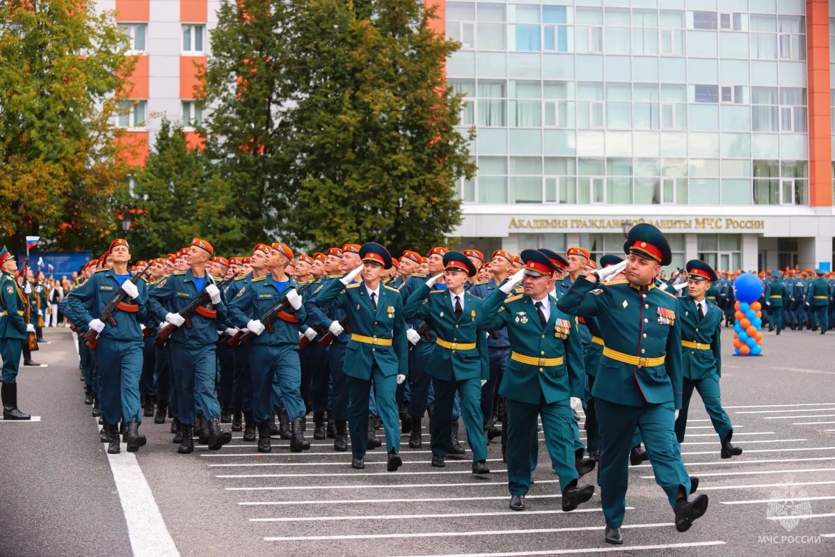 Первокурсники АГЗ МЧС России присягнули на верность Родине и спасательному делу Первокурсники АГЗ МЧС России присягнули на верность Родине и спасательному делу