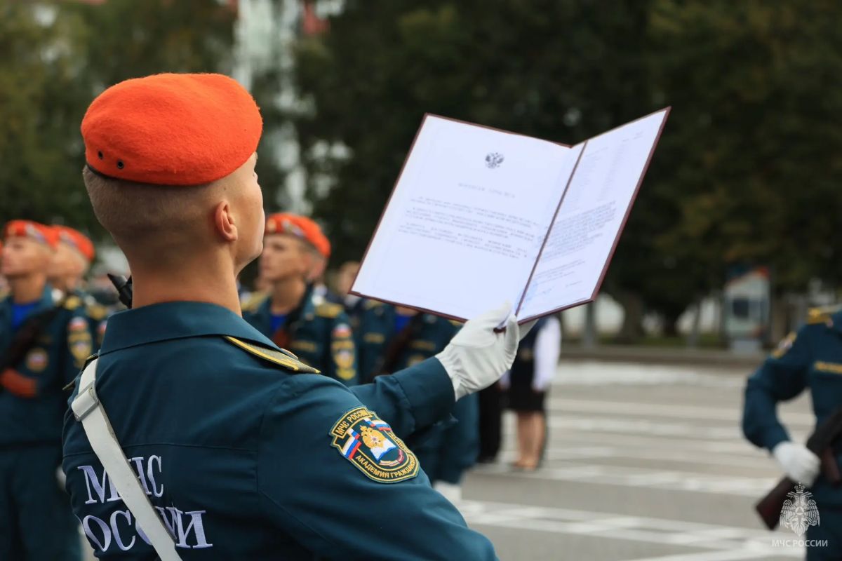 Первокурсники АГЗ МЧС России присягнули на верность Родине и спасательному делу Первокурсники АГЗ МЧС России присягнули на верность Родине и спасательному делу