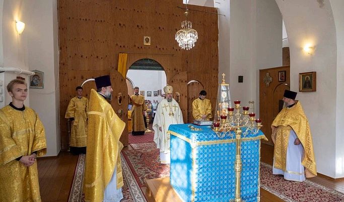 Митрополит Амвросий совершил литургию в храме Казанской иконы Божией Матери в Калининском округе