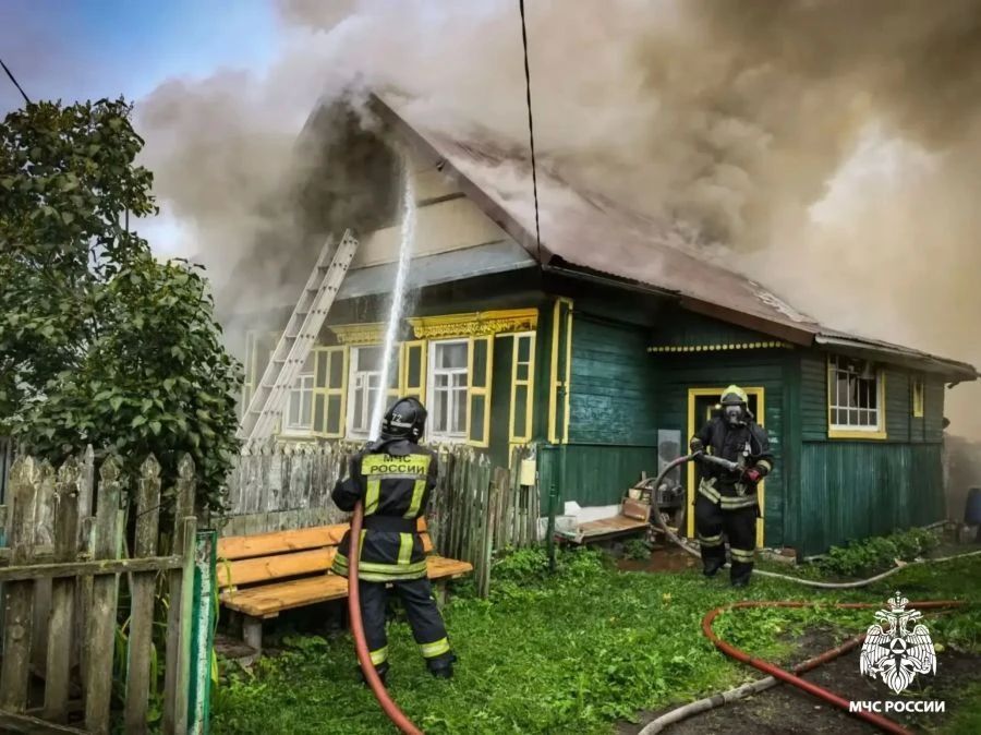 В Тверской области два человека погибли в огне, четверых спасли
