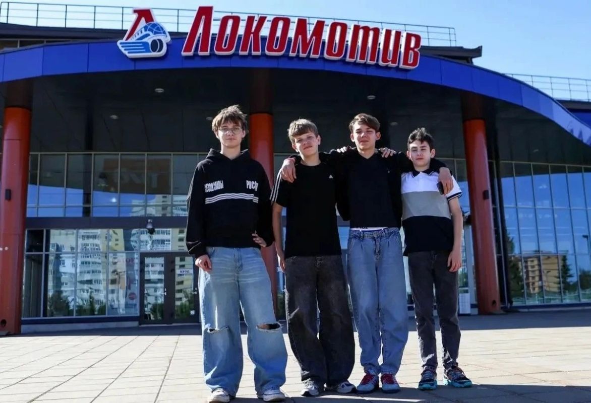 Мечта сбылась: юный хоккеист из детского дома встретился с кумирами из «Локомотива»! Мечта сбылась: юный хоккеист из детского дома встретился с кумирами из «Локомотива»!