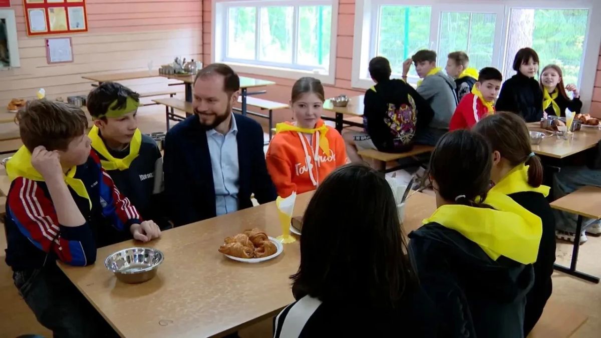 Мечта сбылась: юный хоккеист из детского дома встретился с кумирами из «Локомотива»! Мечта сбылась: юный хоккеист из детского дома встретился с кумирами из «Локомотива»!