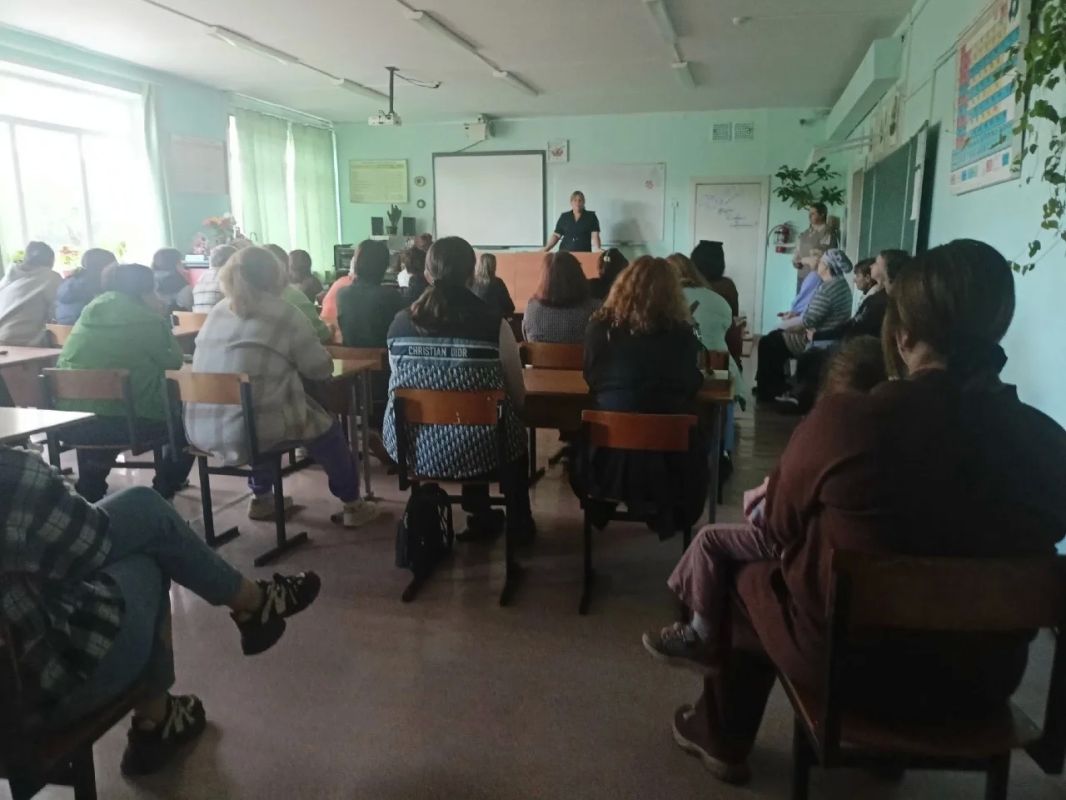 Сотрудники Госавтоинспекции Верхневолжья приняли участие в родительских собраниях Сотрудники Госавтоинспекции Верхневолжья приняли участие в родительских собраниях