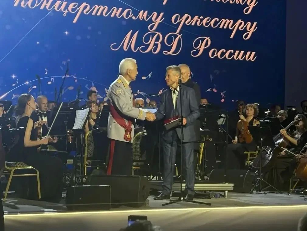 Виталий Королев и Владимир Васильев вместе с жителями Твери стали зрителями программы, посвященной 20-летию Центрального концертного оркестра полиции МВД РФ Виталий Королев и Владимир Васильев вместе с жителями Твери стали зрителями программы, посвященной 20-летию Центрального концертного оркестра полиции МВД РФ