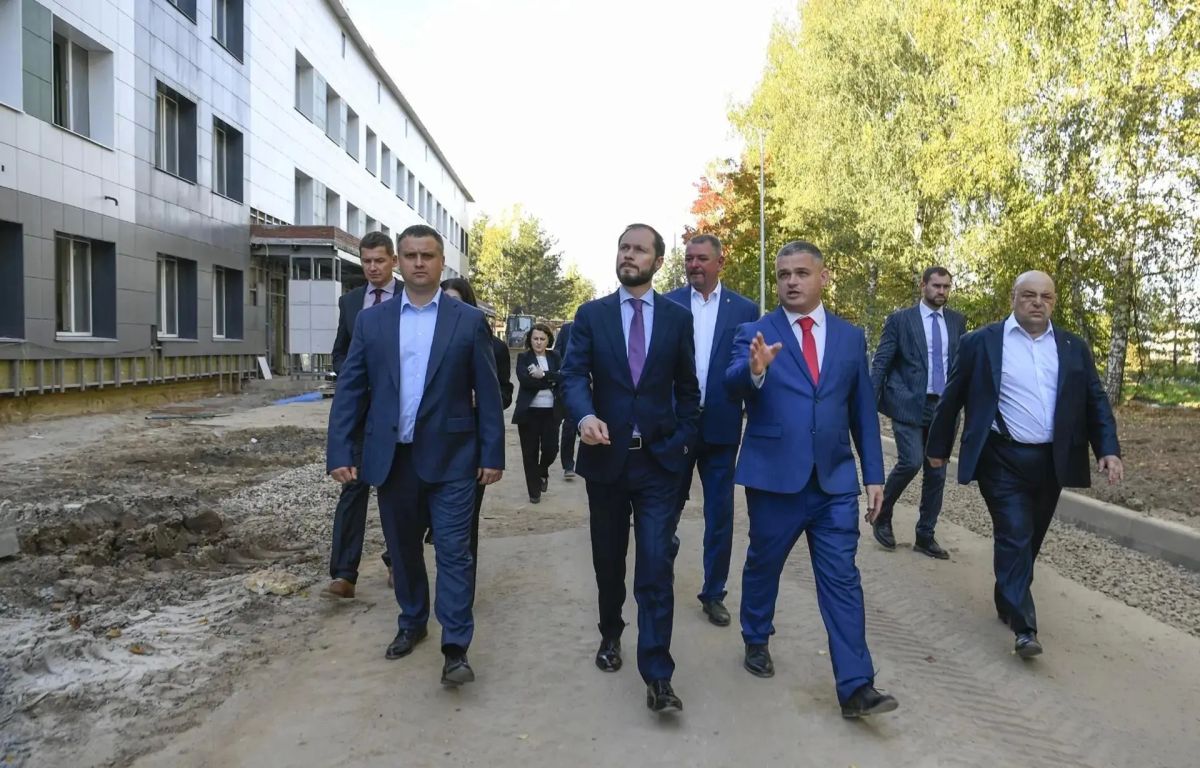Виталий Королев проинспектировал ход ремонта больницы в Зубцове