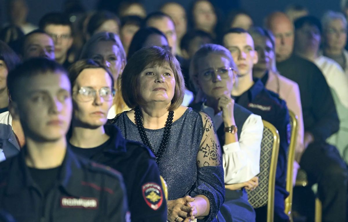 Виталий Королев и Владимир Васильев вместе с жителями Твери стали зрителями программы, посвященной 20-летию Центрального концертного оркестра полиции МВД РФ Виталий Королев и Владимир Васильев вместе с жителями Твери стали зрителями программы, посвященной 20-летию Центрального концертного оркестра полиции МВД РФ