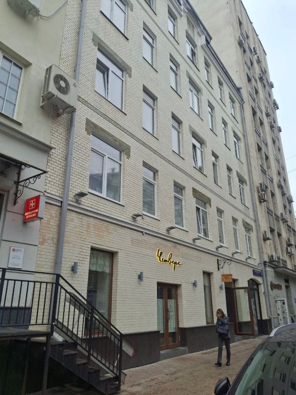 Так выглядит здание, где, согласно официальным данным, расположен офис фирмы «Л.Е.В Меденджмент», которая накануне получила в управление российские активы французских Auchan, FM Logistic, Лемана про, а также швейцарской... Так выглядит здание, где, согласно официальным данным, расположен офис фирмы «Л.Е.В Меденджмент», которая накануне получила в управление российские активы французских Auchan, FM Logistic, Лемана про, а также швейцарской...