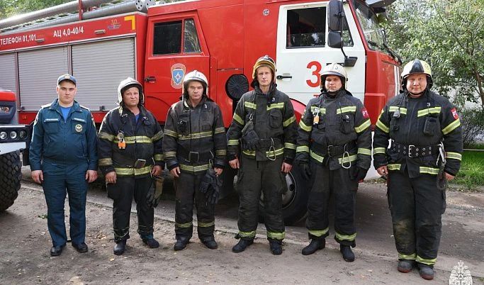 В Твери при пожаре в многоэтажном доме спасли двух человек