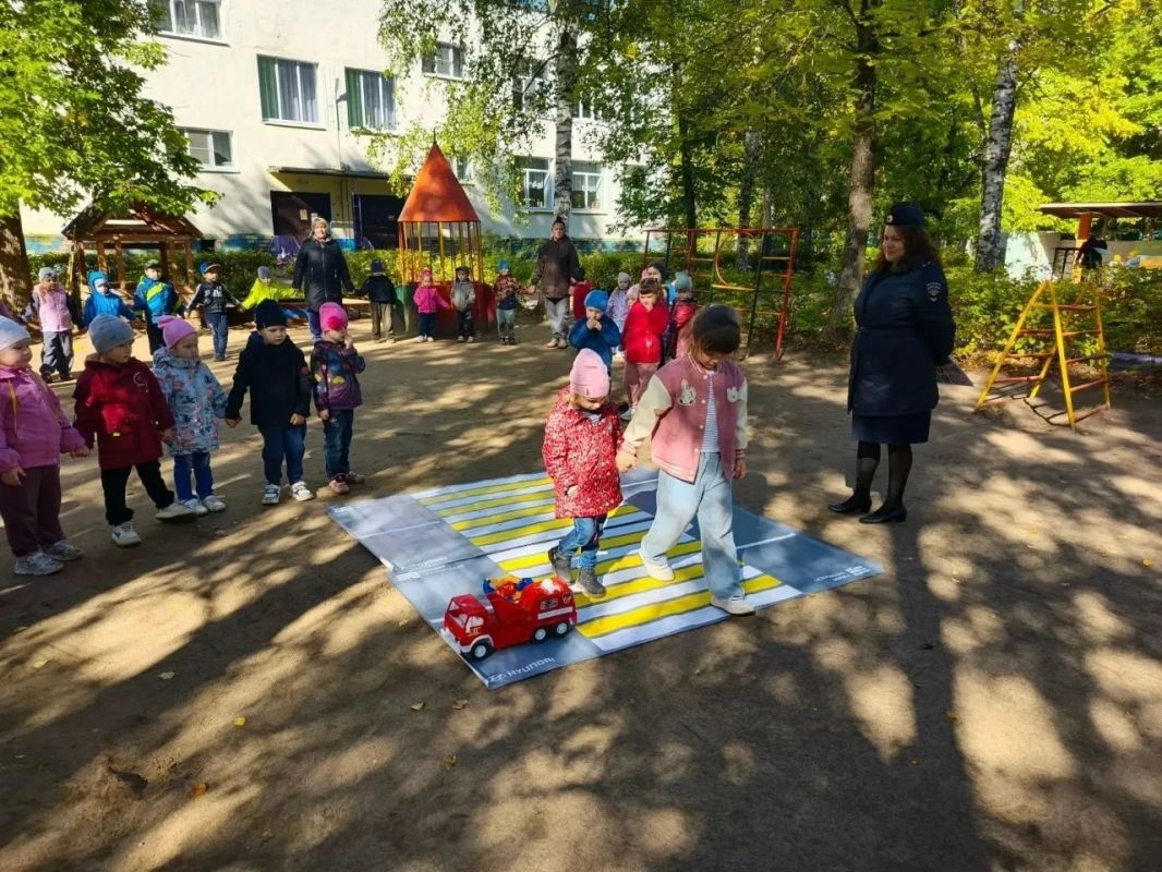 В гости к воспитанникам детского сада «Теремок» города Удомли пришел сотрудник Госавтоинспекции В гости к воспитанникам детского сада «Теремок» города Удомли пришел сотрудник Госавтоинспекции