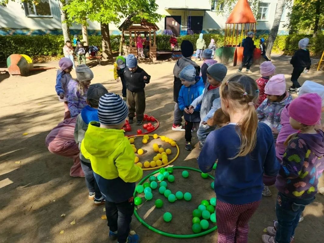 В гости к воспитанникам детского сада «Теремок» города Удомли пришел сотрудник Госавтоинспекции В гости к воспитанникам детского сада «Теремок» города Удомли пришел сотрудник Госавтоинспекции