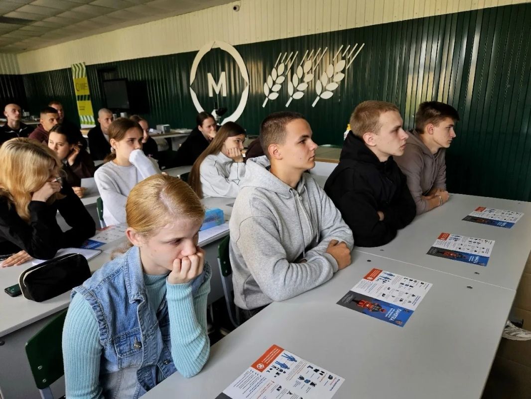 Западнодвинские автоинспекторы напомнили студентам ГБПОУ «Западнодвинский технологический колледж им. И. А. Ковалева» о правилах дорожной безопасности Западнодвинские автоинспекторы напомнили студентам ГБПОУ «Западнодвинский технологический колледж им. И. А. Ковалева» о правилах дорожной безопасности