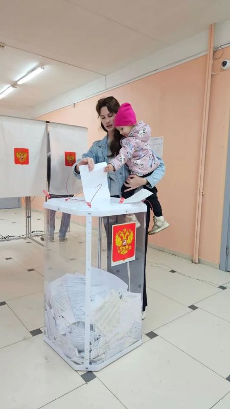 На выборах голосуют наши коллеги На выборах голосуют наши коллеги