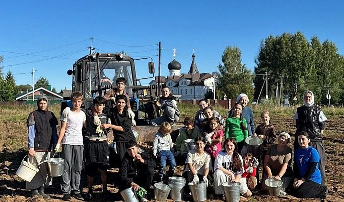 Ученики из школ Калининского округа и Твери помогли сестрам Оршина монастыря с уборкой урожая