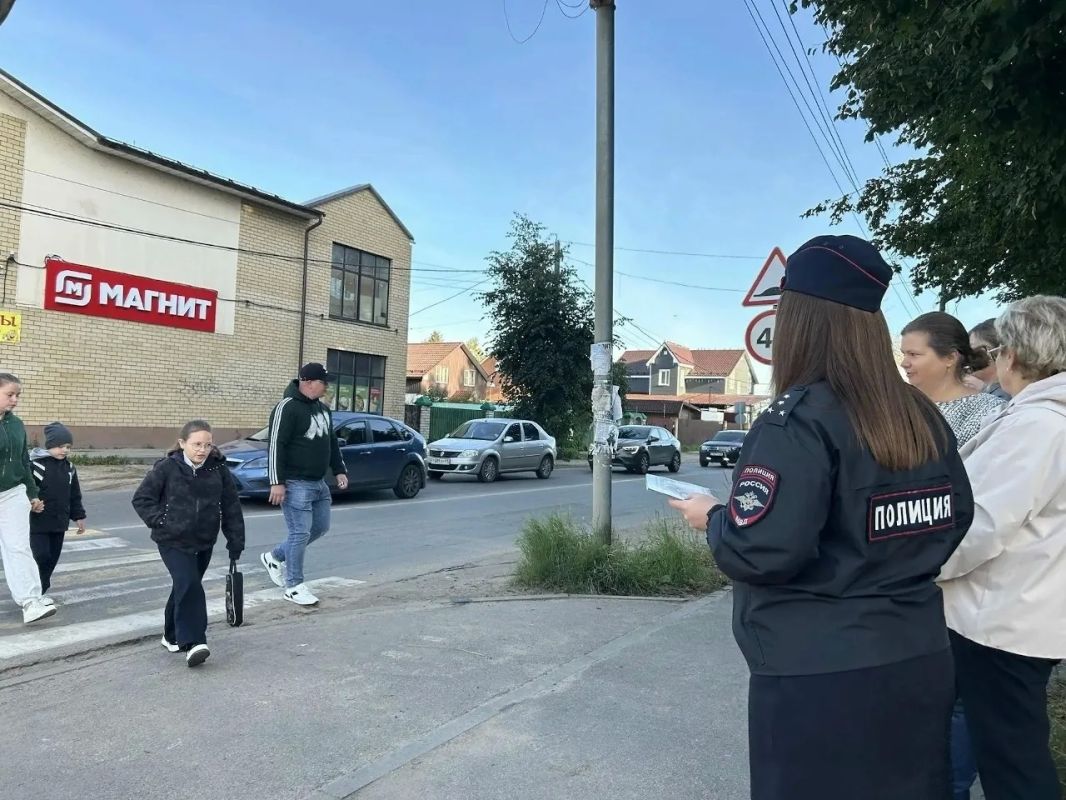 Кимрские автоинспекторы совместно с «Родительским патрулем» напомнили детям и их родителям о безопасном поведении на дороге Кимрские автоинспекторы совместно с «Родительским патрулем» напомнили детям и их родителям о безопасном поведении на дороге