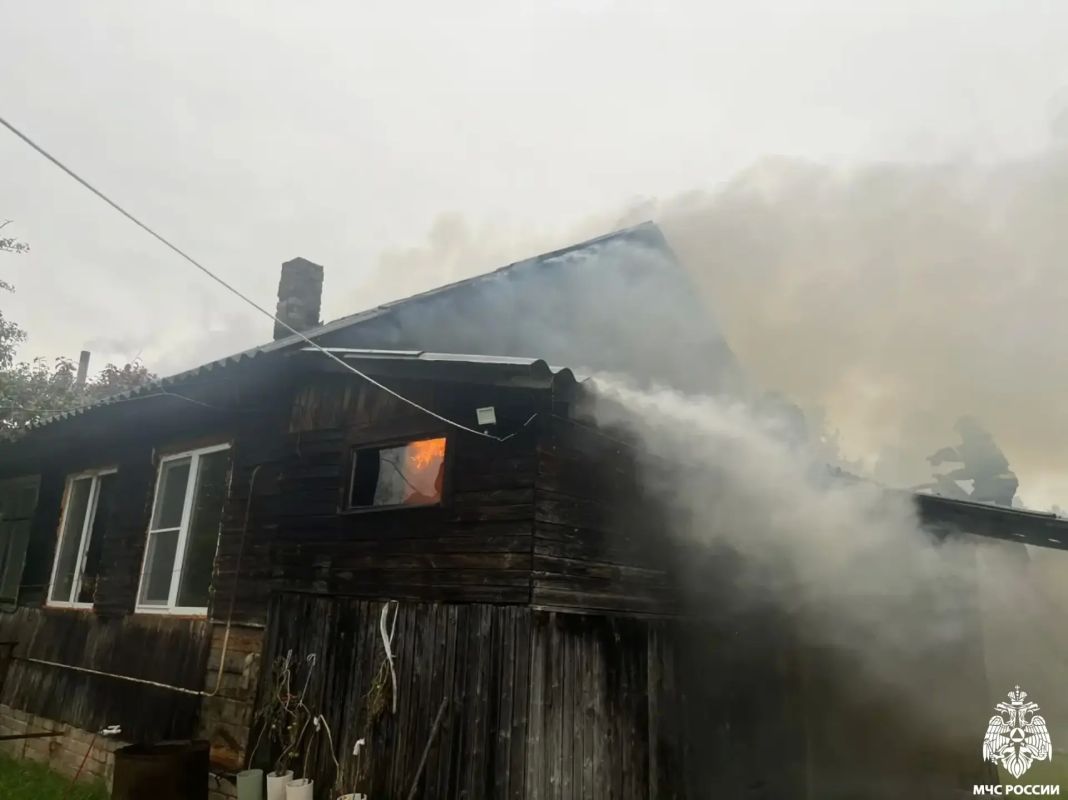 Отстояли жилой дом. Вчера днём произошел пожар в жилом доме на две квартиры в населенном пункте Максатиха Отстояли жилой дом. Вчера днём произошел пожар в жилом доме на две квартиры в населенном пункте Максатиха