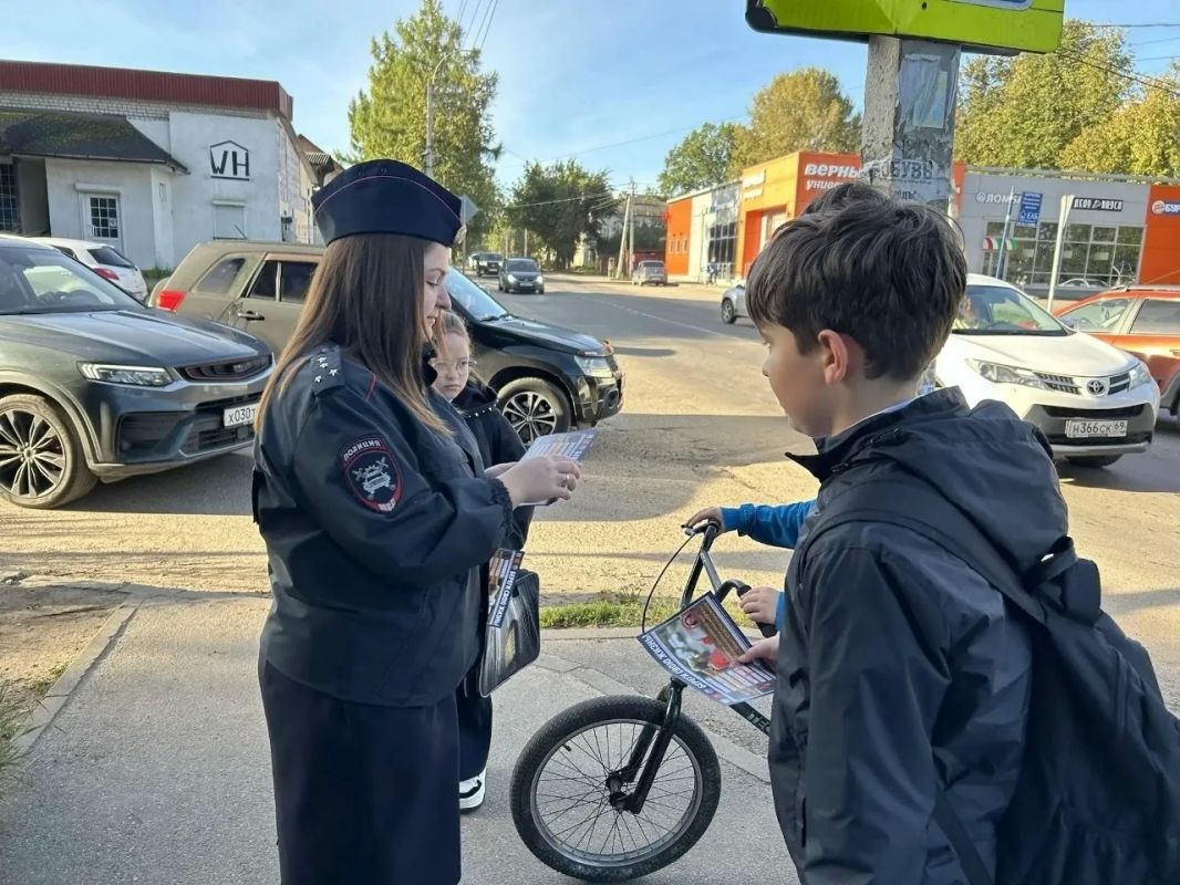 Кимрские автоинспекторы совместно с «Родительским патрулем» напомнили детям и их родителям о безопасном поведении на дороге Кимрские автоинспекторы совместно с «Родительским патрулем» напомнили детям и их родителям о безопасном поведении на дороге