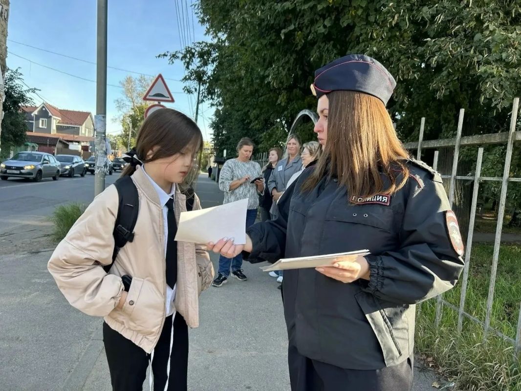 Кимрские автоинспекторы совместно с «Родительским патрулем» напомнили детям и их родителям о безопасном поведении на дороге Кимрские автоинспекторы совместно с «Родительским патрулем» напомнили детям и их родителям о безопасном поведении на дороге