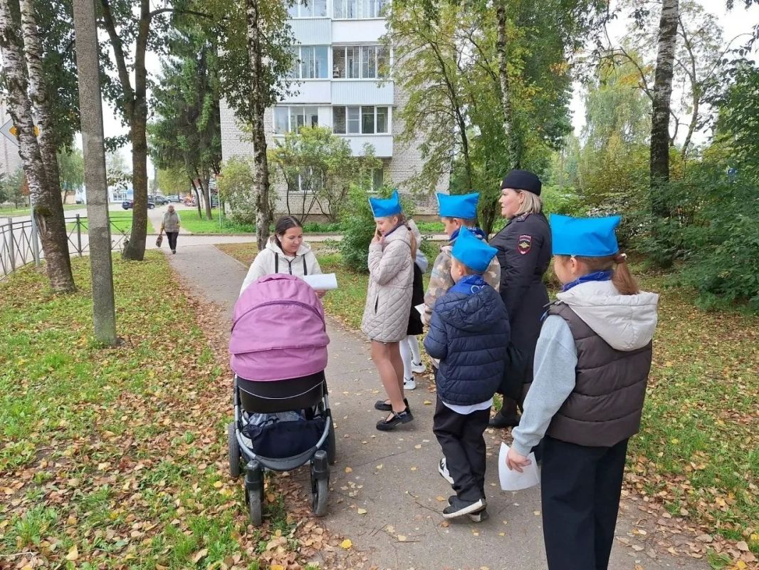 В Зубцове сотрудники Ржевской Госавтоинспекции и юные инспекторы движения провели акцию «Пешеход и водитель, будь внимательнее!» В Зубцове сотрудники Ржевской Госавтоинспекции и юные инспекторы движения провели акцию «Пешеход и водитель, будь внимательнее!»