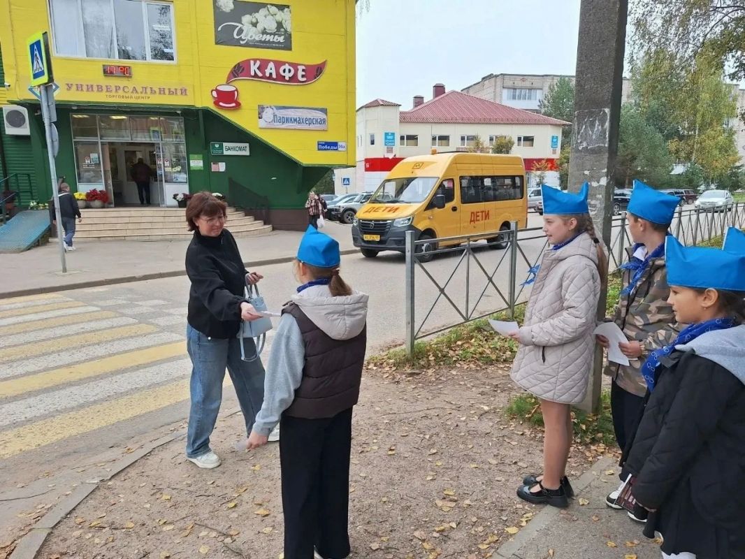 В Зубцове сотрудники Ржевской Госавтоинспекции и юные инспекторы движения провели акцию «Пешеход и водитель, будь внимательнее!» В Зубцове сотрудники Ржевской Госавтоинспекции и юные инспекторы движения провели акцию «Пешеход и водитель, будь внимательнее!»