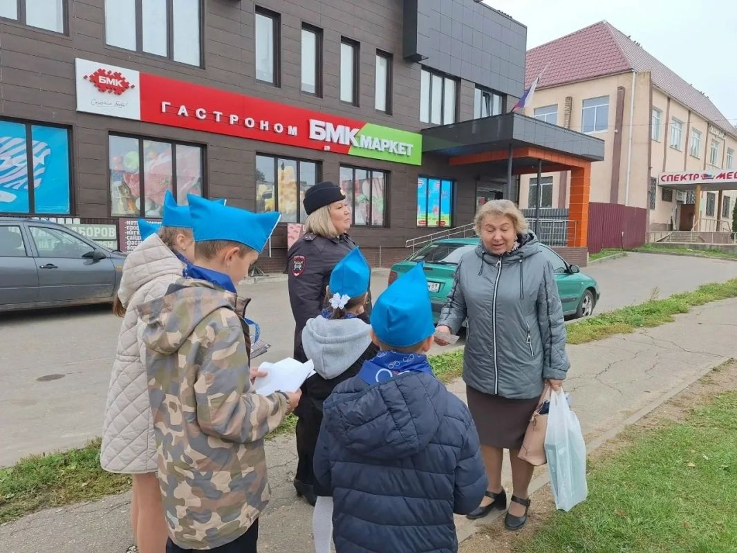 В Зубцове сотрудники Ржевской Госавтоинспекции и юные инспекторы движения провели акцию «Пешеход и водитель, будь внимательнее!» В Зубцове сотрудники Ржевской Госавтоинспекции и юные инспекторы движения провели акцию «Пешеход и водитель, будь внимательнее!»