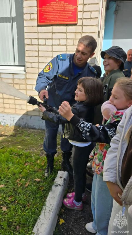 Экскурсия в пожарно-спасательную часть № 12 Экскурсия в пожарно-спасательную часть № 12