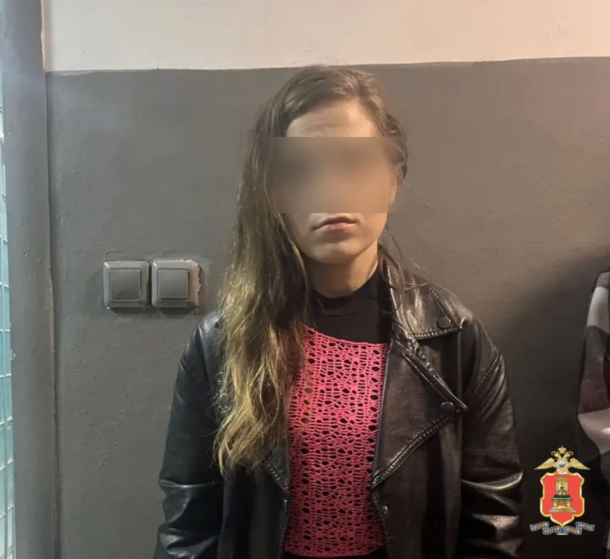 Пакетик с «солью» и стеклянные колбы в дамской сумочке: на проспекте Победы полицейские задержали подозрительную тверичанку Пакетик с «солью» и стеклянные колбы в дамской сумочке: на проспекте Победы полицейские задержали подозрительную тверичанку