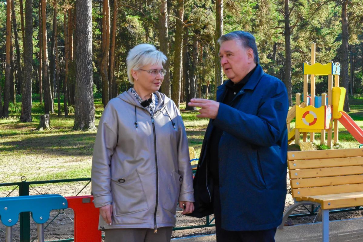 Глава Твери Алексей Огоньков в рамках инспекционный поездки посетил ряд территорий, где в ближайшее время в рамках реализации муниципальной программы «Формирование современной городской среды» откроются площадки для детей Глава Твери Алексей Огоньков в рамках инспекционный поездки посетил ряд территорий, где в ближайшее время в рамках реализации муниципальной программы «Формирование современной городской среды» откроются площадки для детей