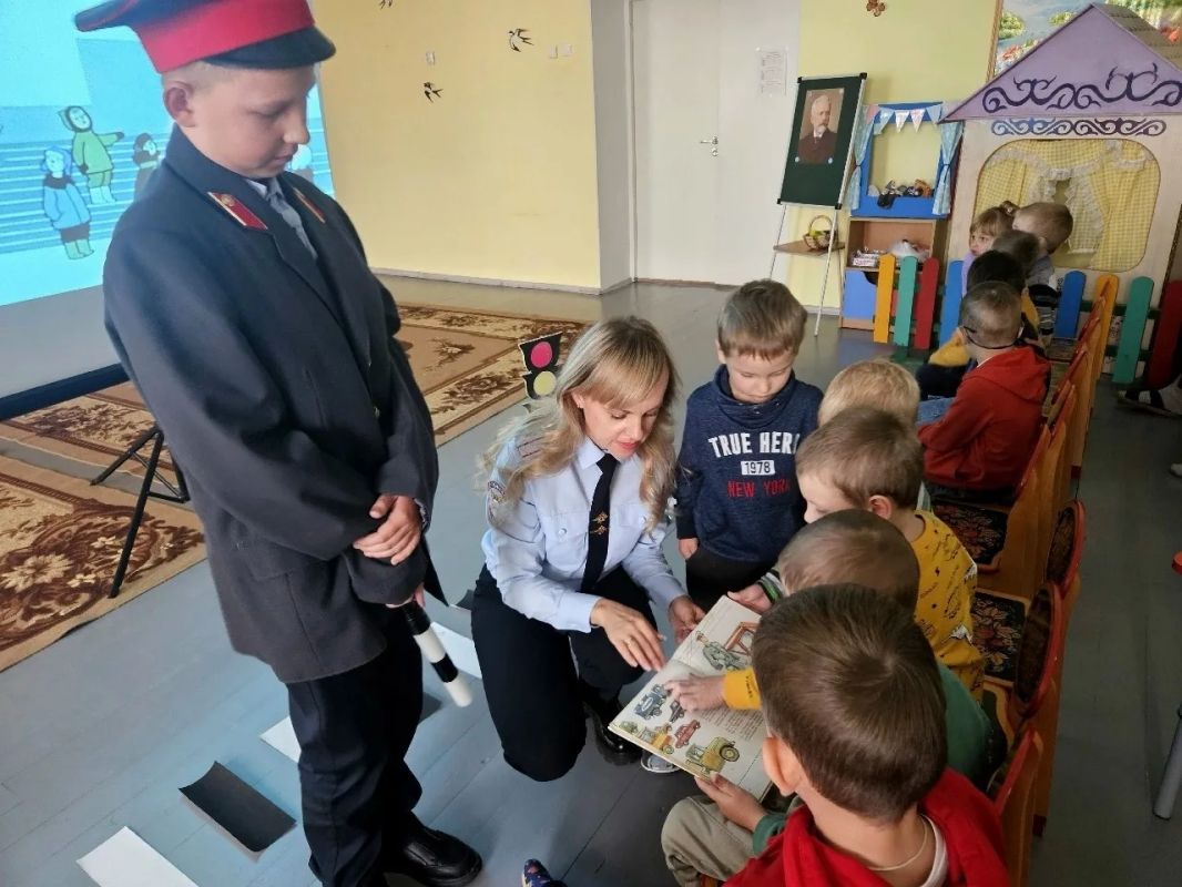 В детском саду «Светлячок» города Западная Двина прошел тематический кинопоказ В детском саду «Светлячок» города Западная Двина прошел тематический кинопоказ