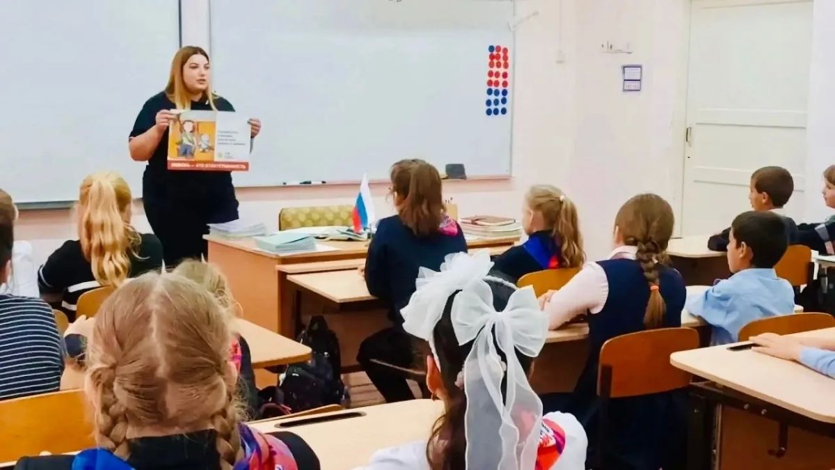 В Вескинской СОШ сотрудники Госавтоинспекции провели урок дорожной безопасности для учеников начальных классов В Вескинской СОШ сотрудники Госавтоинспекции провели урок дорожной безопасности для учеников начальных классов