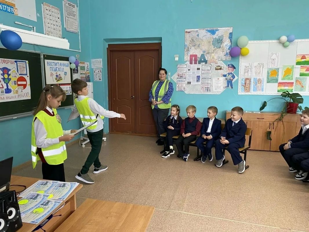 Сотрудники Ржевской Госавтоинспекции провели торжественное мероприятие «Посвящение первоклассников в пешеходы» Сотрудники Ржевской Госавтоинспекции провели торжественное мероприятие «Посвящение первоклассников в пешеходы»