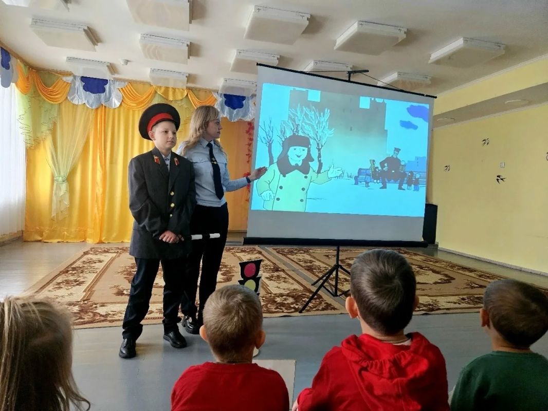 В детском саду «Светлячок» города Западная Двина прошел тематический кинопоказ В детском саду «Светлячок» города Западная Двина прошел тематический кинопоказ
