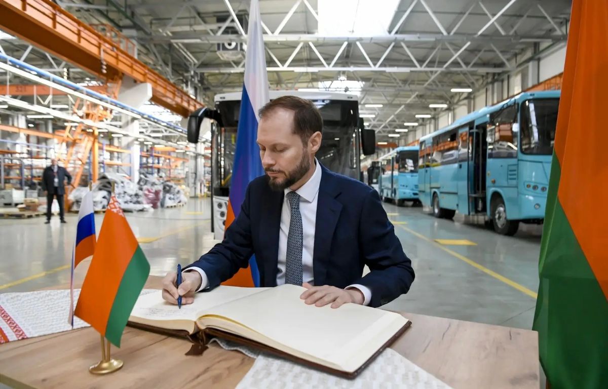Губернатор Виталий Королев ознакомился с производственными мощностями Минского автомобильного завода Губернатор Виталий Королев ознакомился с производственными мощностями Минского автомобильного завода