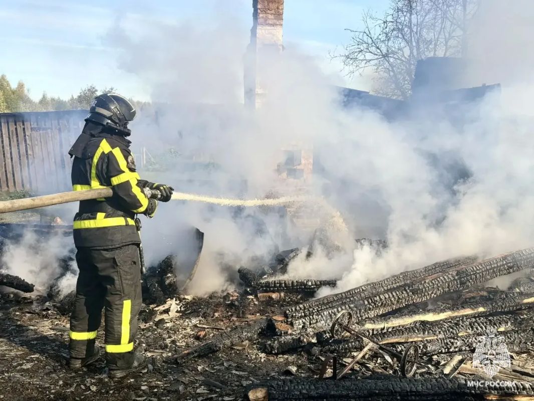 Пострадавший на пожаре. Сегодня днём поступило сообщение о возгорании жилого дома в населенном пункте Суково Ржевского МО. Незамедлительно к месту были направлены подразделения 12 и 62 ПСЧ Пострадавший на пожаре. Сегодня днём поступило сообщение о возгорании жилого дома в населенном пункте Суково Ржевского МО. Незамедлительно к месту были направлены подразделения 12 и 62 ПСЧ