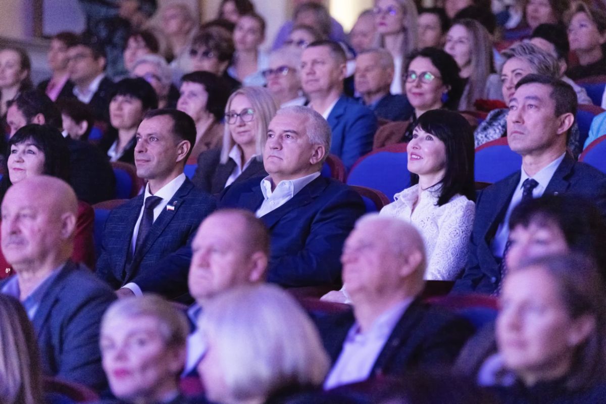 Сергей Аксёнов: От учителей напрямую зависит наше будущее, потому что без молодежи, воспитанной в духе патриотизма, любви к Родине и при этом грамотной и компетентной, развитие просто невозможно Сергей Аксёнов: От учителей напрямую зависит наше будущее, потому что без молодежи, воспитанной в духе патриотизма, любви к Родине и при этом грамотной и компетентной, развитие просто невозможно