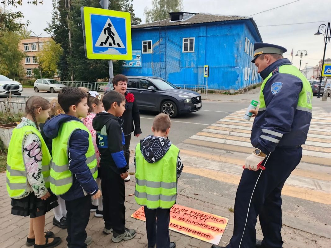 В Кимрском муниципальном округе автоинспекторы и ЮИДовцы провели профилактическую акцию «Говорящий переход» В Кимрском муниципальном округе автоинспекторы и ЮИДовцы провели профилактическую акцию «Говорящий переход»