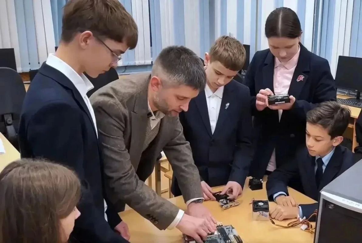 Виталий Королев: Впервые победителем Всероссийского конкурса «Учитель года» стал представитель Верхневолжья! Хрустальный пеликан, за которого боролись педагоги всей страны, – в руках у преподавателя информатики тверской... Виталий Королев: Впервые победителем Всероссийского конкурса «Учитель года» стал представитель Верхневолжья! Хрустальный пеликан, за которого боролись педагоги всей страны, – в руках у преподавателя информатики тверской...