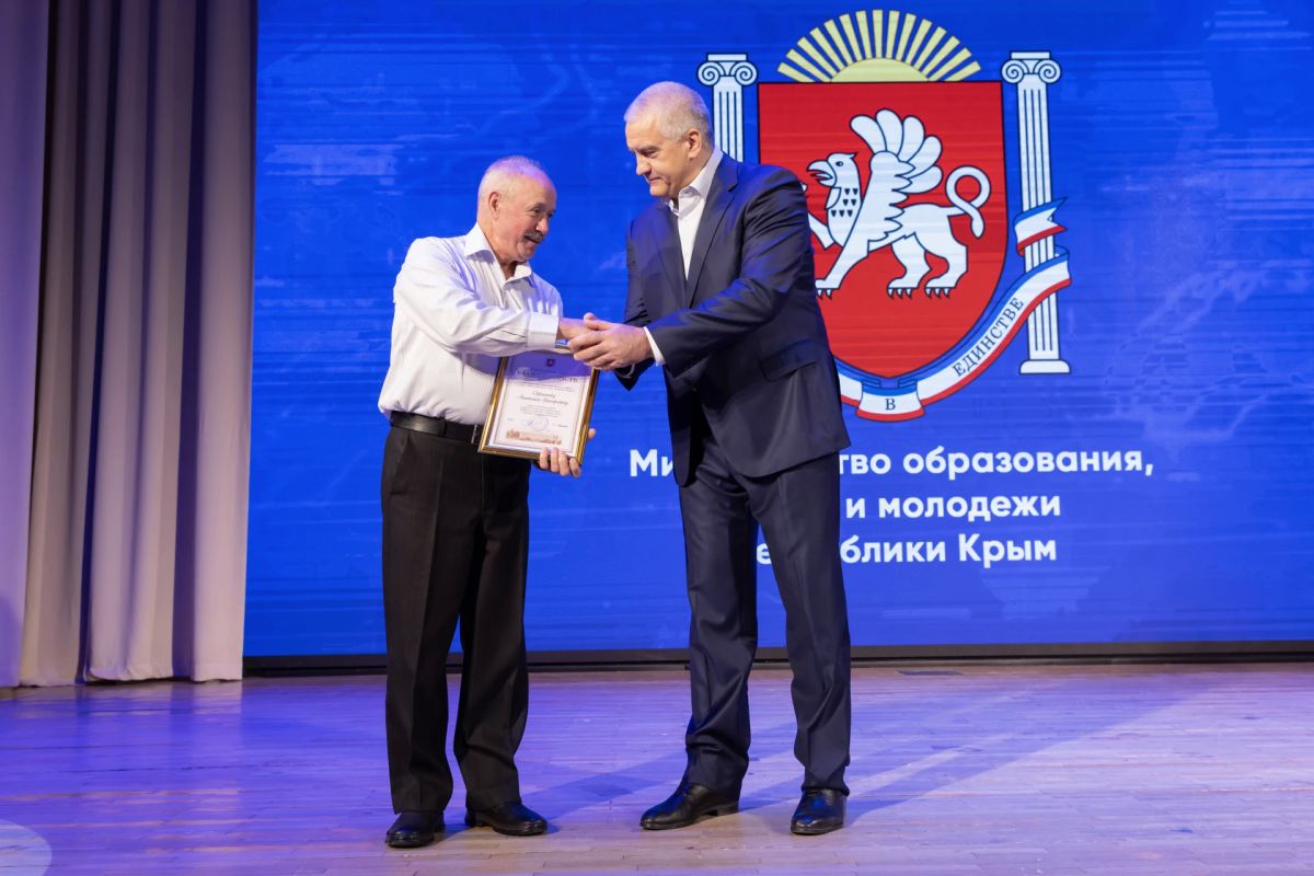 Сергей Аксёнов: От учителей напрямую зависит наше будущее, потому что без молодежи, воспитанной в духе патриотизма, любви к Родине и при этом грамотной и компетентной, развитие просто невозможно Сергей Аксёнов: От учителей напрямую зависит наше будущее, потому что без молодежи, воспитанной в духе патриотизма, любви к Родине и при этом грамотной и компетентной, развитие просто невозможно