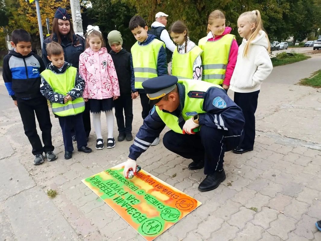 В Кимрском муниципальном округе автоинспекторы и ЮИДовцы провели профилактическую акцию «Говорящий переход» В Кимрском муниципальном округе автоинспекторы и ЮИДовцы провели профилактическую акцию «Говорящий переход»