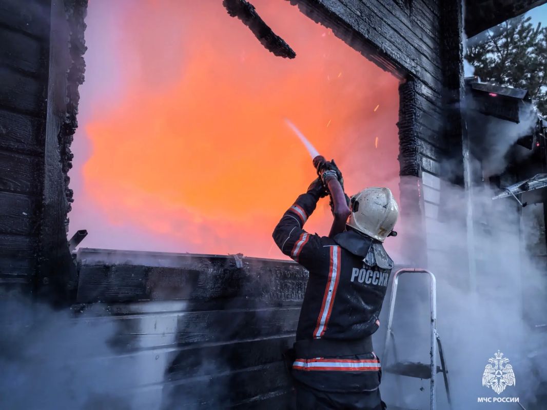 Пожар в жилом доме. Сегодня утром поступило сообщение о возгорании в деревне Новое Прудище Калининского МО. Специалистами 2, 72 и специализированной ПСЧ пожар ликвидирован Пожар в жилом доме. Сегодня утром поступило сообщение о возгорании в деревне Новое Прудище Калининского МО. Специалистами 2, 72 и специализированной ПСЧ пожар ликвидирован