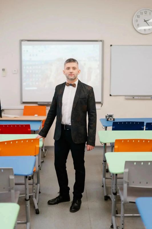 Виталий Королев: Впервые победителем Всероссийского конкурса «Учитель года» стал представитель Верхневолжья! Хрустальный пеликан, за которого боролись педагоги всей страны, – в руках у преподавателя информатики тверской... Виталий Королев: Впервые победителем Всероссийского конкурса «Учитель года» стал представитель Верхневолжья! Хрустальный пеликан, за которого боролись педагоги всей страны, – в руках у преподавателя информатики тверской...