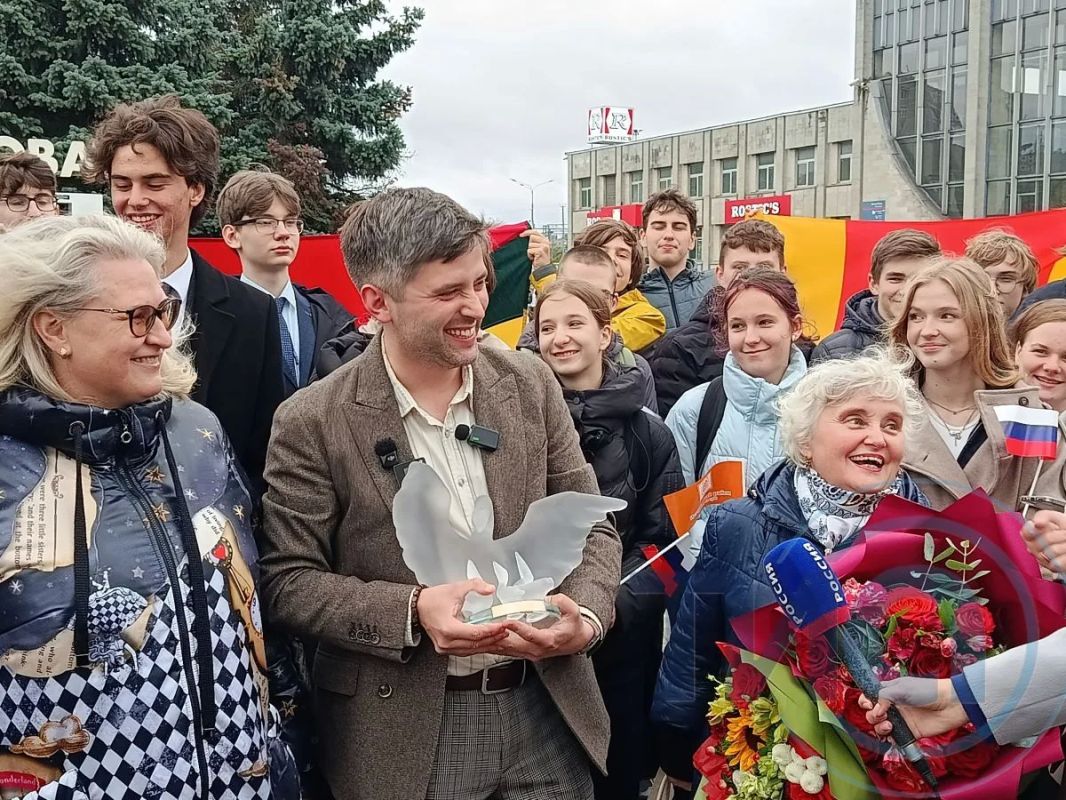 В Твери встретили победителя конкурса «Учитель года-2026» Алексея Морозова: фоторепортаж В Твери встретили победителя конкурса «Учитель года-2026» Алексея Морозова: фоторепортаж