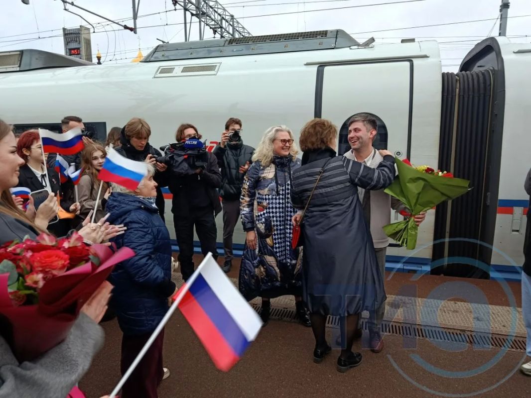В Твери встретили победителя конкурса «Учитель года-2026» Алексея Морозова: фоторепортаж