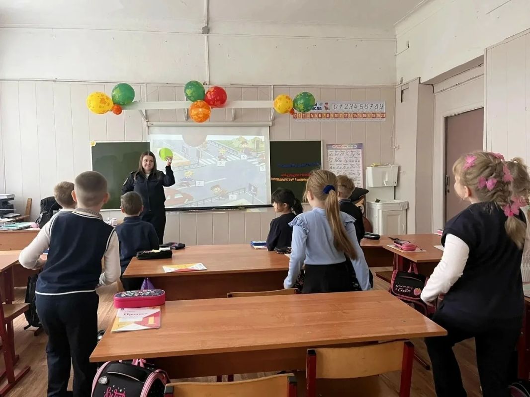 Сотрудники Госавтоинспекции города Кимры провели традиционные праздничные мероприятия «Посвящение в пешеходы» Сотрудники Госавтоинспекции города Кимры провели традиционные праздничные мероприятия «Посвящение в пешеходы»