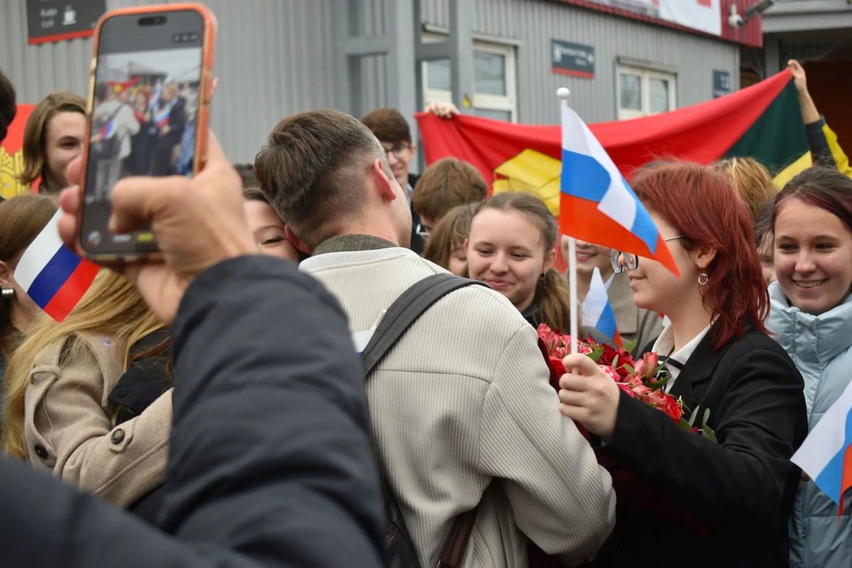 Тверь встретила абсолютного победителя Всероссийского конкурса «Учитель года России – 2026» Алексея Морозова Тверь встретила абсолютного победителя Всероссийского конкурса «Учитель года России – 2026» Алексея Морозова