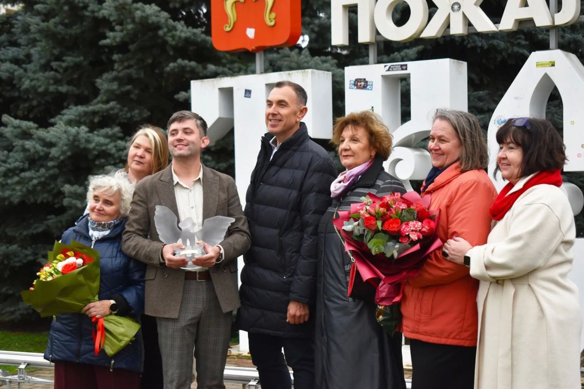 Тверь встретила абсолютного победителя Всероссийского конкурса «Учитель года России – 2026» Алексея Морозова Тверь встретила абсолютного победителя Всероссийского конкурса «Учитель года России – 2026» Алексея Морозова