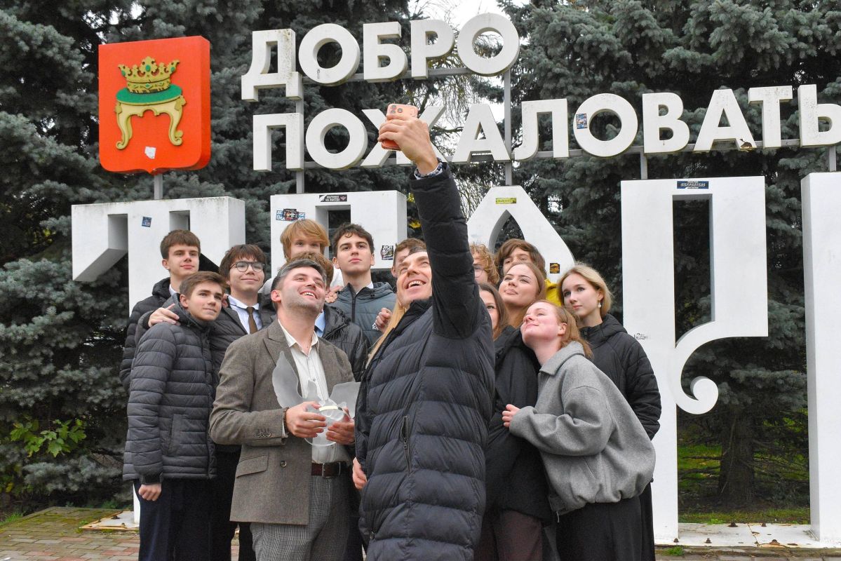 Тверь встретила абсолютного победителя Всероссийского конкурса «Учитель года России – 2026» Алексея Морозова Тверь встретила абсолютного победителя Всероссийского конкурса «Учитель года России – 2026» Алексея Морозова
