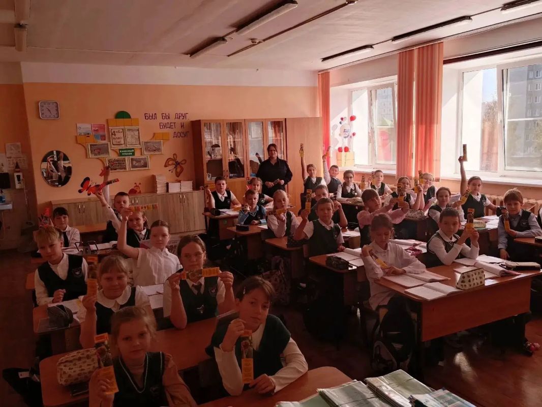 Сотрудники Удомельской Госавтоинспекции провели уроки по Правилам дорожного движения в школе №1 им. А.С. Попова