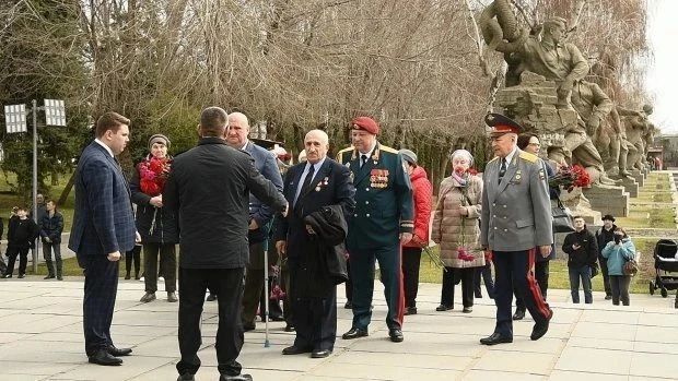 Эдуард Басурин: Коллектив МОПД «ВЕЧНО ЖИВЫЕ» от всей души поздравляет с Днём рождения Владимира Бадоевича Гасояна — Героя Советского Союза, легендарного участника группы «А» (Альфа) ФСБ России и представителя Российской... Эдуард Басурин: Коллектив МОПД «ВЕЧНО ЖИВЫЕ» от всей души поздравляет с Днём рождения Владимира Бадоевича Гасояна — Героя Советского Союза, легендарного участника группы «А» (Альфа) ФСБ России и представителя Российской...